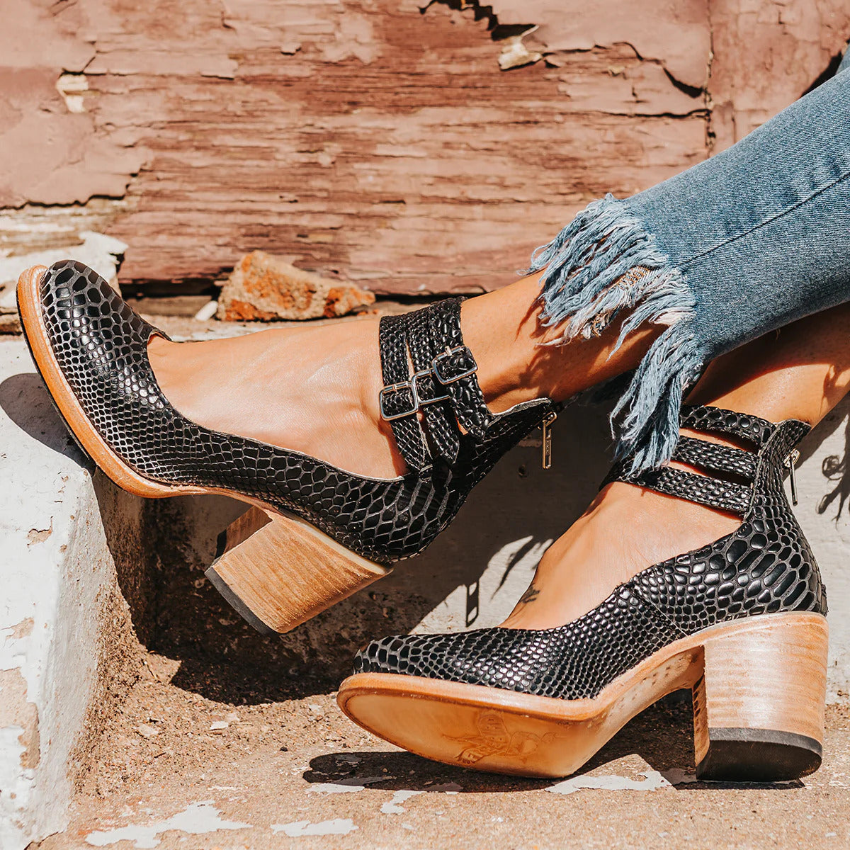 Antiqua | Scarpe Vintage con Tacco Largo e Cinturini