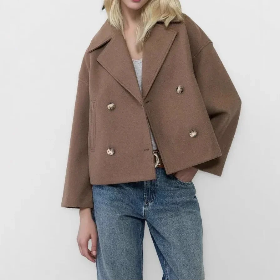 Cappotto Corto Doppiopetto con Revers Ampi